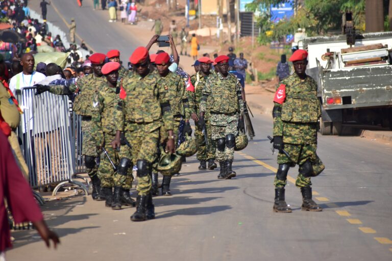 „Wojsko nie jest już cieniem w tle”. Ukazał się raport ugandyjskich badaczy na temat militaryzacji przestrzeni życia publicznego Ugandy.