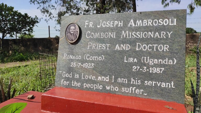 Nazywali go Ajwaka Madit, czyli dobry doktor. Na północy Ugandy w ciepłych słowach wspominają włoskiego misjonarza, doktora Giuseppe Ambrosoliego