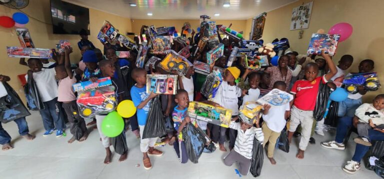 Drodzy Darczyńcy, Kochani Przyjaciele, przyjmijcie od nas najszczersze życzenia świąteczno-noworoczne