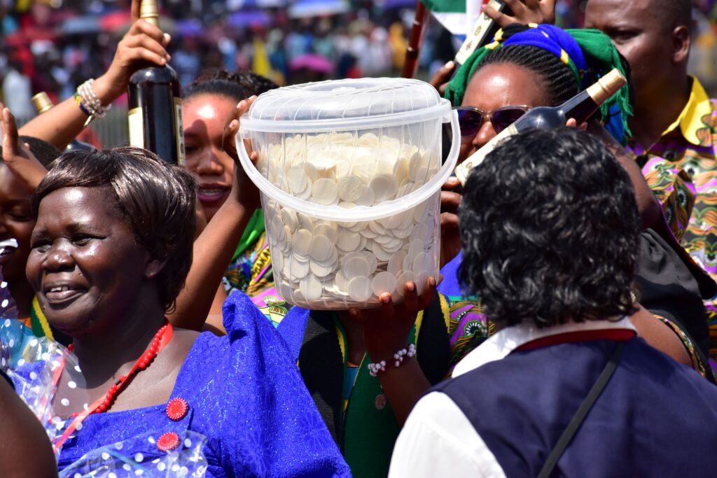 Procesja z darami w Namugongo, Uganda; fot. Krzysztof Błażyca