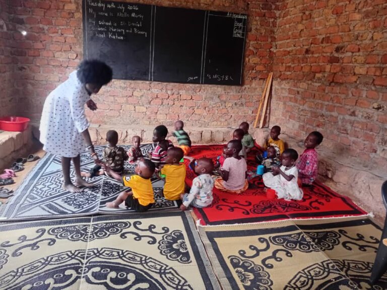 Małe ważne kroki, czyli pomagamy organizować zajęcia szkolne dla dzieci ze slumsów Katwe